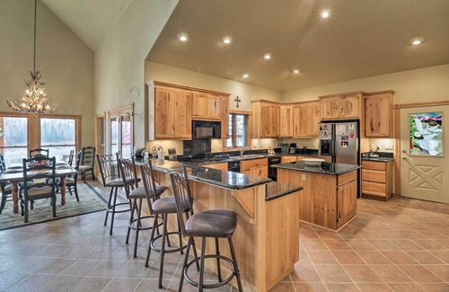 Kalispell Casa | NUEVO-Kalispell Riverfront Home por Glacier Natl Park