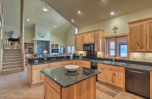 Kalispell Casa | NUEVO-Kalispell Riverfront Home por Glacier Natl Park