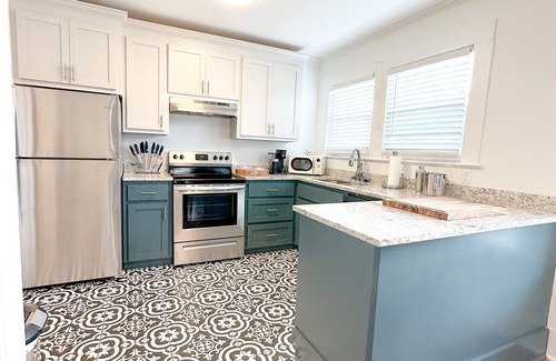 Laurel Apartamento | Kalmia Suite D - Downtown historic district.