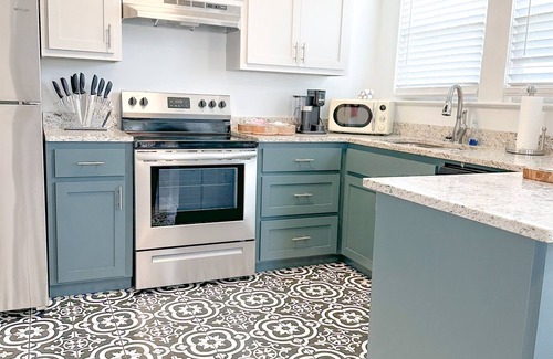 Laurel Apartamento | Kalmia Suite D - Downtown historic district.