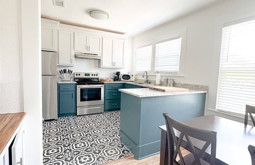 Laurel Apartamento | Kalmia Suite D - Downtown historic district.