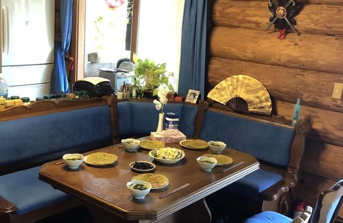Kamogawa Casa | Una casa de troncos con vistas a las montañas y al Océano Pacífico.