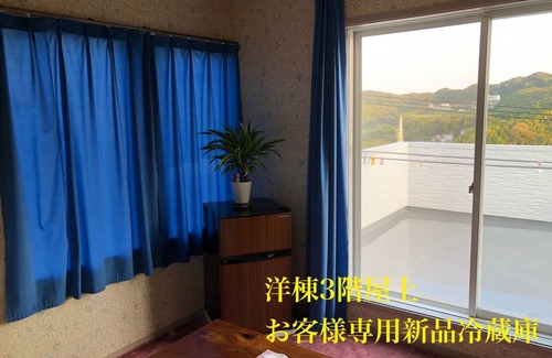 Kamogawa Casa | Una casa de troncos con vistas a las montañas y al Océano Pacífico.