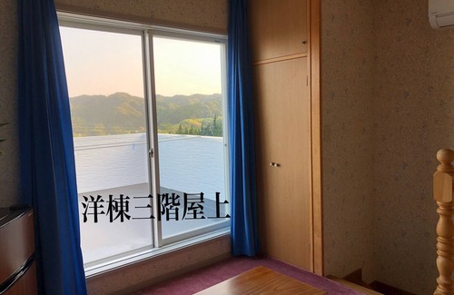 Kamogawa Casa | Una casa de troncos con vistas a las montañas y al Océano Pacífico.