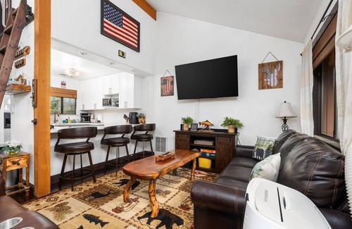 Shaver Lake Condominio | Kamp Kokanee-cute & cozy condo 5 mins from town & the lake!