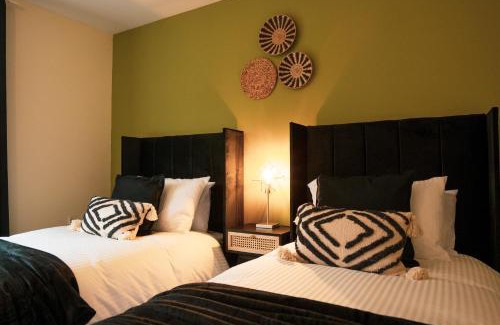 Chapeltown Casa | Kandaka-Specious Stylish Home - Suitable for Contractors