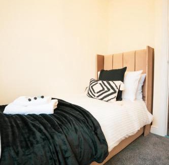 Chapeltown Casa | Kandaka-Specious Stylish Home - Suitable for Contractors