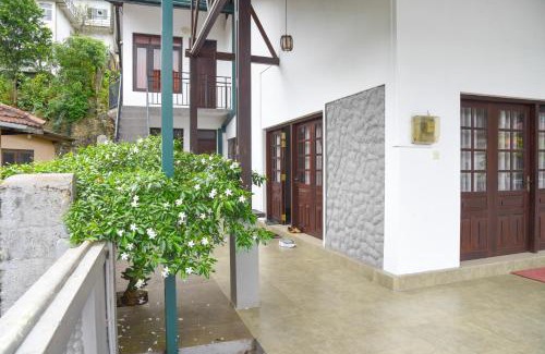 Kandy Cama Y Desayuno | Kandy Hemantha Resort