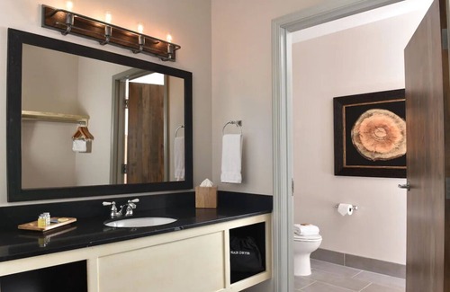 Independence Hotel | Kansas City Lakeside Charm: Lodge with Rustic Facilities | 2 Units