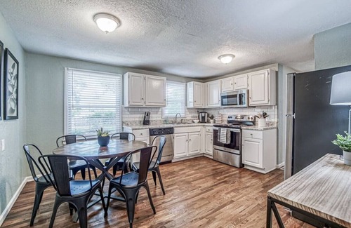 Raytown Casa | Kansas City Rim: 3bd/1ba house