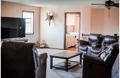 Great Bend Casa | Kansas Hunting Lodge: Perfect for Larger groups