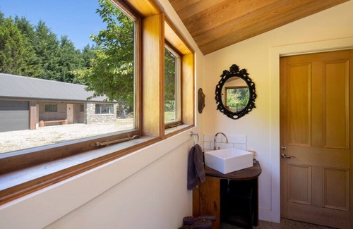 Arrowtown Casa | Karavanserai | Outdoor Fireplace | Spacious Home