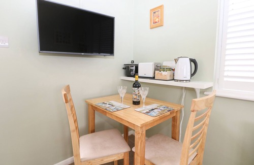 Worthing Cabaña | KARIBU, romantic, with a garden in High Salvington
