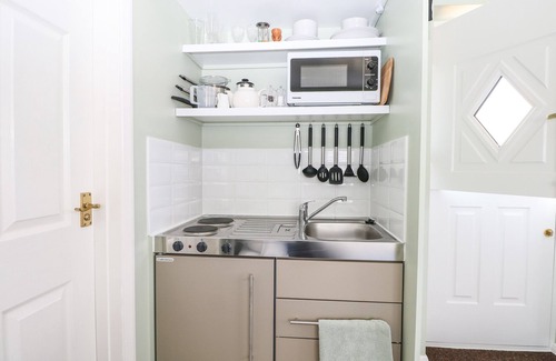 Worthing Cabaña | KARIBU, romantic, with a garden in High Salvington