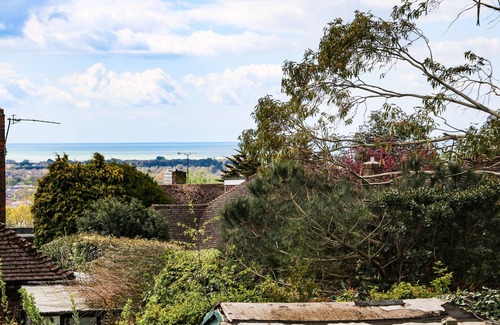 Worthing Cabaña | KARIBU, romantic, with a garden in High Salvington