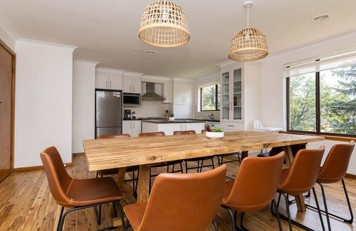 Calare Casa | Karimi House - Spacious, Sleeps 8, EV Charger