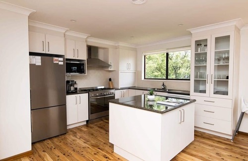 Calare Casa | Karimi House - Spacious, Sleeps 8, EV Charger