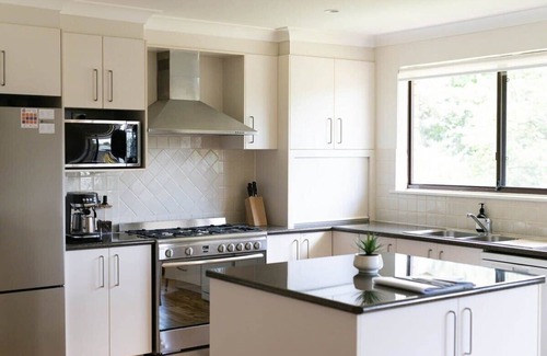 Calare Casa | Karimi House - Spacious, Sleeps 8, EV Charger