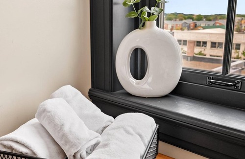 East Liberty Apartamento | Kasa Accessible Studio in the Heart of Steel City The Maverick