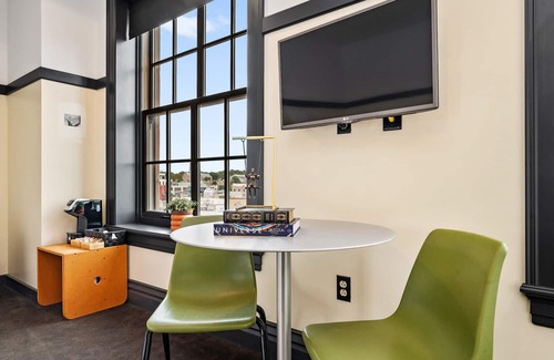 East Liberty Apartamento | Kasa Comfy Studio Explore East Liberty The Maverick