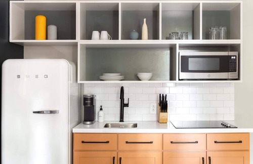 Dilworth Apartamento | Kasa | Spark your creativity, unique artwork throughout | Charlotte