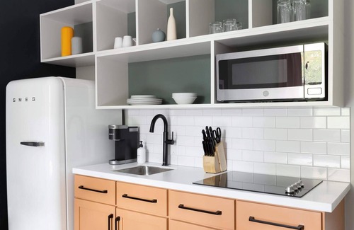 Dilworth Apartamento | Kasa | Spark your creativity, unique artwork throughout | Charlotte
