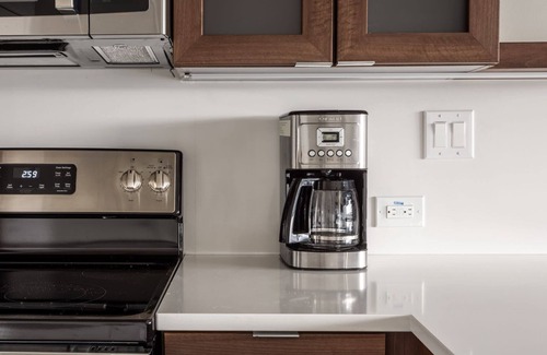 Second Street District Apartamento | Kasa | Stunning 1BD with River Views | 2nd Street