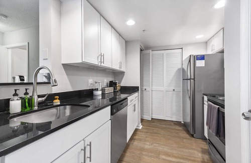 Delray Beach Apartamento | Kasa | Welcoming 2 BD + Onsite Gym Access | Delray Beach
