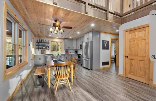 Altmar Cabina | Kasoag Lake lodge-ATV + snowmobile right from your door.Great fishing close by!