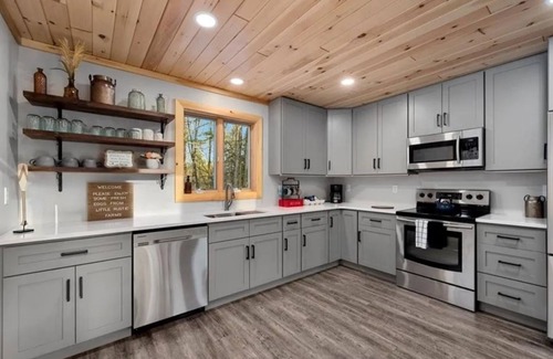 Altmar Cabina | Kasoag Lake lodge-ATV + snowmobile right from your door.Great fishing close by!