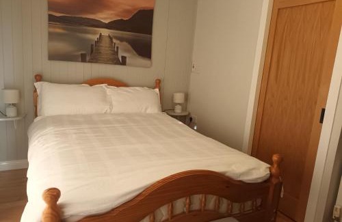 Donegal Apartamento | Kate's Place bedroom ensuite close to Donegal town