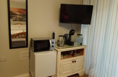Donegal Apartamento | Kate's Place bedroom ensuite close to Donegal town