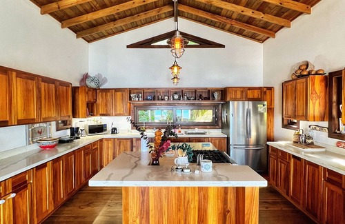 Roatan Casa | Kathathu del Mar: oceanfront 2 bedroom house with AC, WiFi, hot tub and pool.