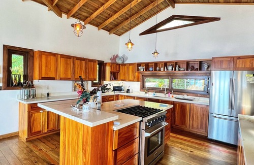 Roatan Casa | Kathathu del Mar: oceanfront 2 bedroom house with AC, WiFi, hot tub and pool.
