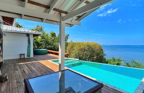 Roatan Casa | Kathathu del Mar: oceanfront 2 bedroom house with AC, WiFi, hot tub and pool.