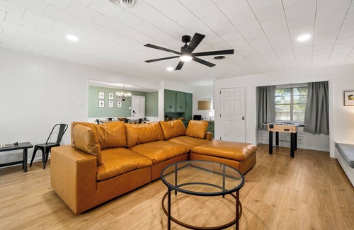 Pineville Casa | Katie's Place-Newly Renovated-Workspace-Pet Friendly-Family Games