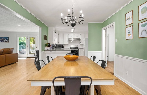 Pineville Casa | Katie's Place-Newly Renovated-Workspace-Pet Friendly-Family Games