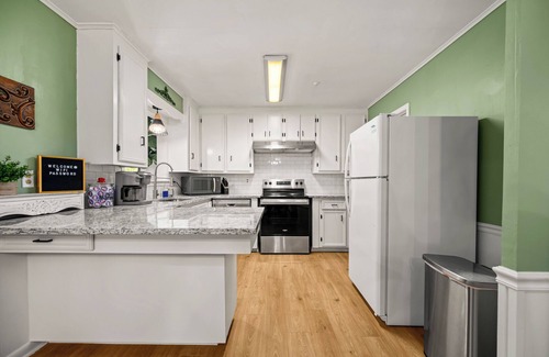 Pineville Casa | Katie's Place-Newly Renovated-Workspace-Pet Friendly-Family Games