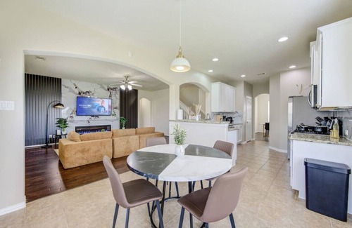 Barker Casa | Katy Houston, 2330sf, 4BR-2.5BA, Game Rm, King Bed