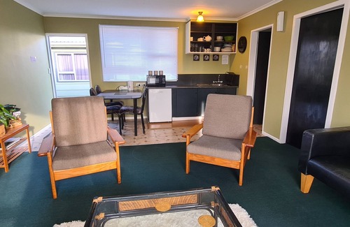 Feilding Cabaña | Kawakawa Cottage - lovely rural outlook. Convenient location to Manfield Park