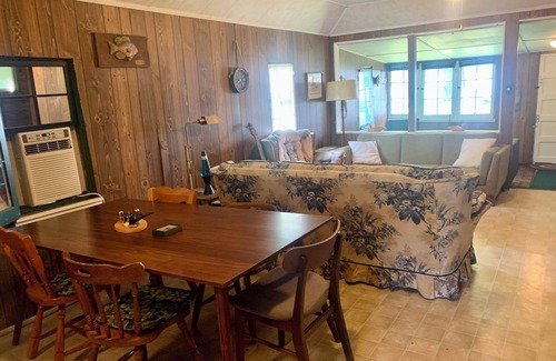 Lakefield Cabaña | Kawartha Lakes Cottage