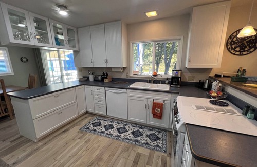 Montague Casa | Rafting Paradise! Klamath River-front Retreat in Breathtaking Copco Valley
