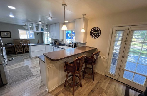 Montague Casa | Rafting Paradise! Klamath River-front Retreat in Breathtaking Copco Valley