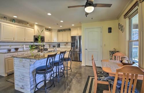 Piney Casa | Kayaks & Boat Slip: Waterfront Hot Springs Home!