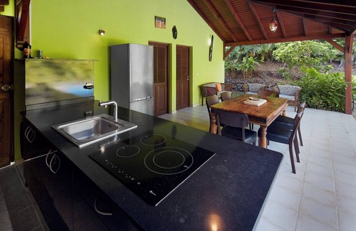 Rifflet Villa | Kaz a Coco, Villa verde con piscina privada, 2 dormitorios, 2 baños