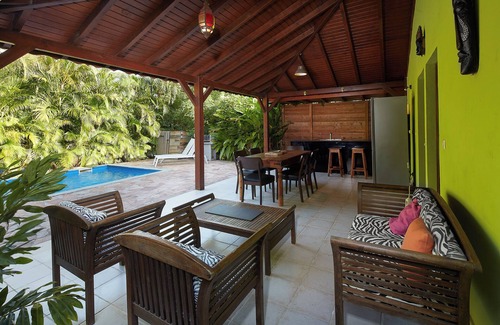 Rifflet Villa | Kaz a Coco, Villa verde con piscina privada, 2 dormitorios, 2 baños