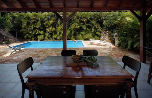 Rifflet Villa | Kaz a Coco, Villa verde con piscina privada, 2 dormitorios, 2 baños
