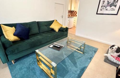 Horsham Casa | KB51 Charming 2 bed house in Horsham, pets very welcome and long stays with easy access to London, Brighton and Gatwick