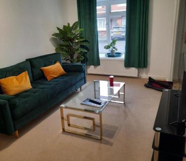 Horsham Casa | KB51 Charming 2 bed house in Horsham, pets very welcome and long stays with easy access to London, Brighton and Gatwick