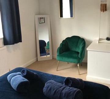 Horsham Casa | KB51 Charming 2 bed house in Horsham, pets very welcome and long stays with easy access to London, Brighton and Gatwick